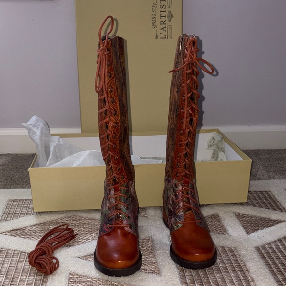 L'artiste Shoes - NWT L’Artiste Iconic-Cam Camel Multi boots